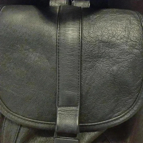 Black leather backpack 2 zippered‎ pockets outside 1 inside 100% leather medium - Picture 3 of 9
